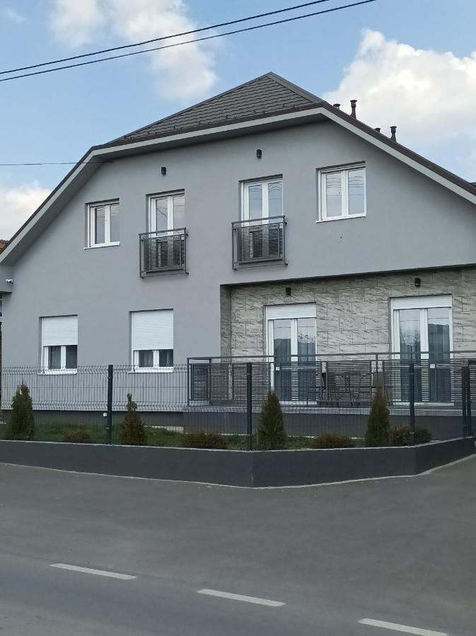 Aaapartmani Indjija Indija 外观 照片